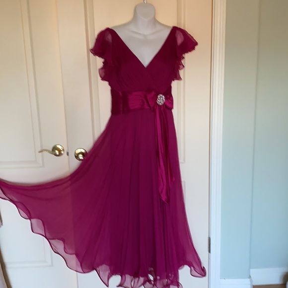 Tadashi Shoji gown in the color of the year 2023 -Ready for the “ Barbie Party”! - Picture 6 of 11